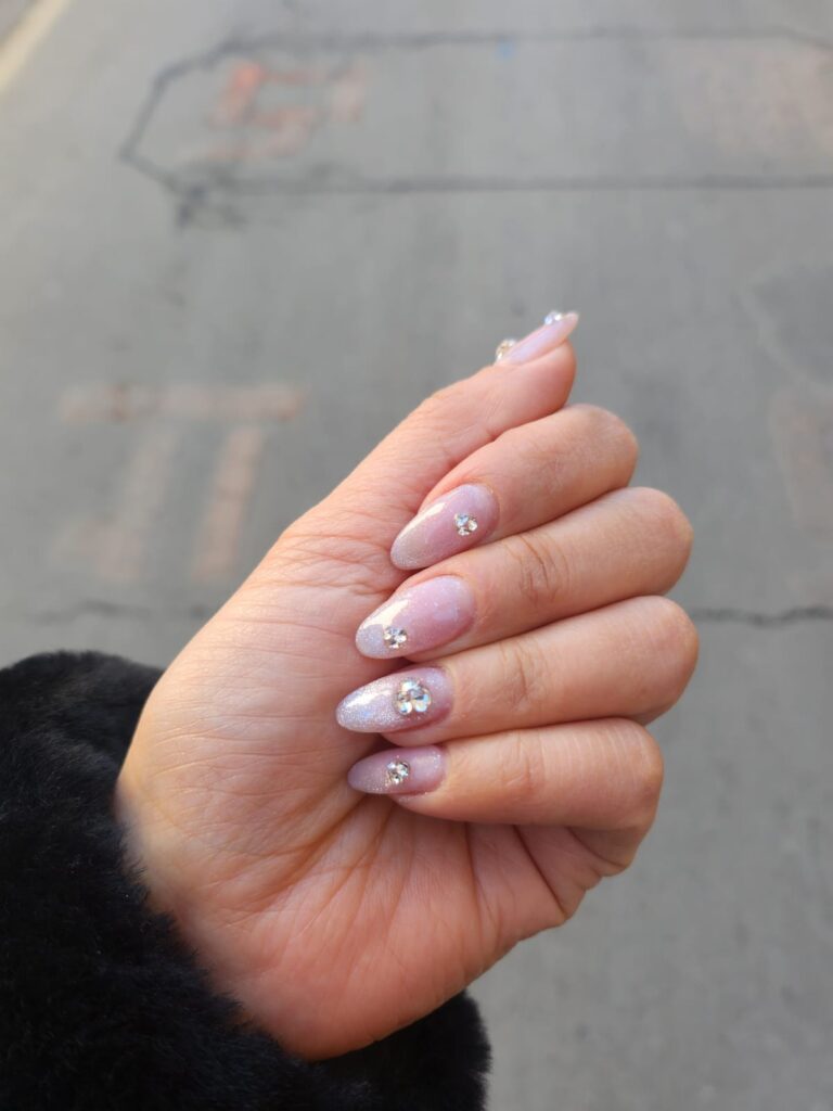 Pose de vernis semi permanent chez Nia Nails Paris 2026